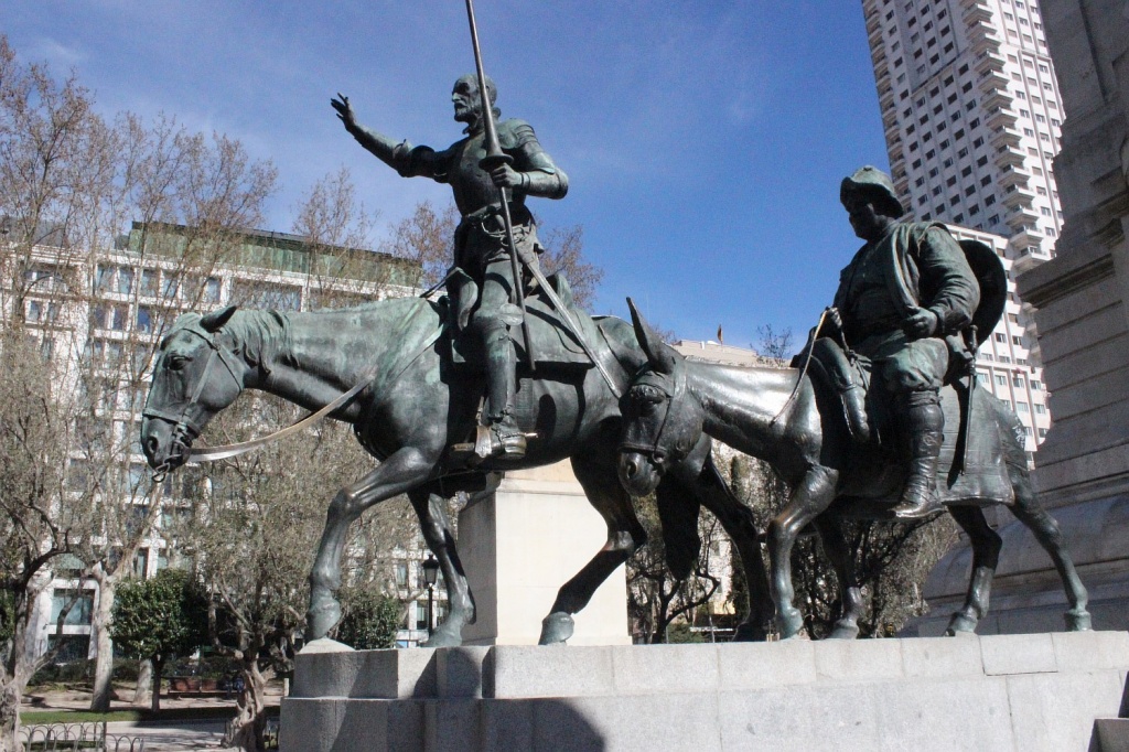 Plaza Espa&#241;a, монумент, посвещенный Мигелю де Сервантесу (Miguel de Cervantes) и его бессмертным Дон Кихоту, Санчо Панца 